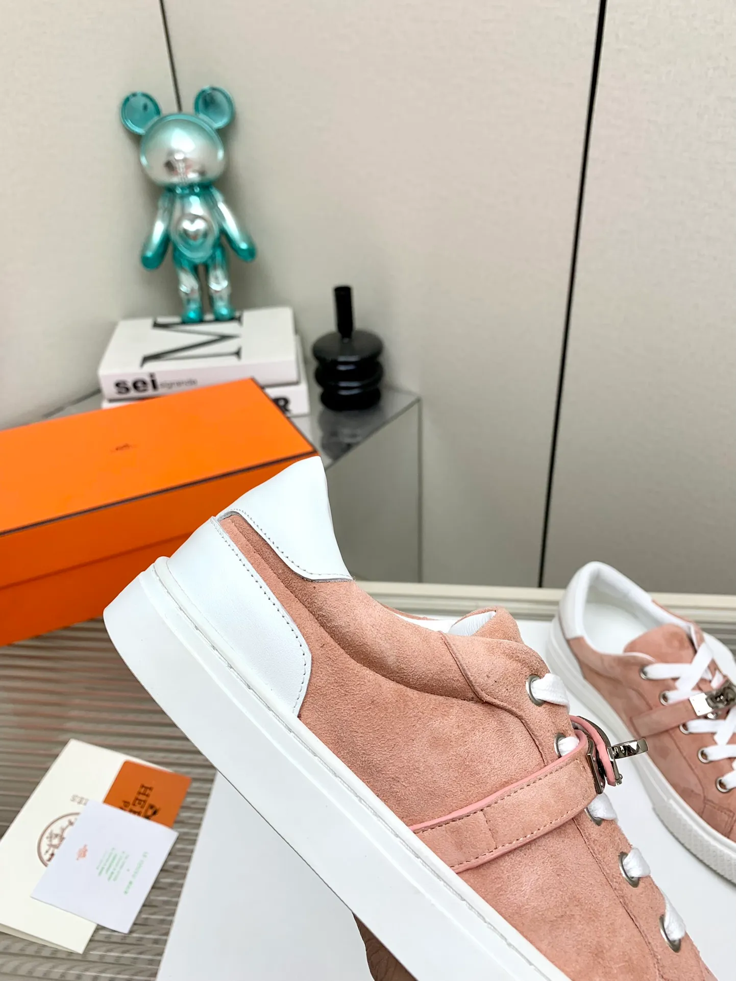 👟👟Ex-factory price 660👟👟 Men's style ➕10 (high version) Hermes classic couple model #𝐊𝐞𝐥𝐥𝐲 buckle casual white skate shoes, which will not conflict with shoes at all. Full of unknowns, Hermès rarely produces flat casual shoes and they are paired with classic palladium-plated Kelly shoe buckles! You'll fall in love with it at first sight. It's super versatile and can be worn with any skirt or pants. 🉑️Looking in with your eyes closed, it looks super noble. Fabric: Specific cowhide/canvas material. Lining: Sheepskin lining. Outsole: Original molded TPU outsole. Size: 35-45.